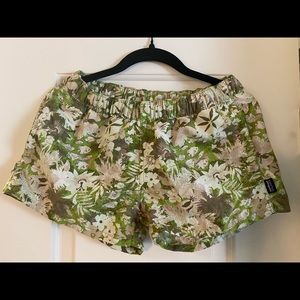 Patagonia Green Tropical Size Small Women’s Barely Baggies - 2.5”